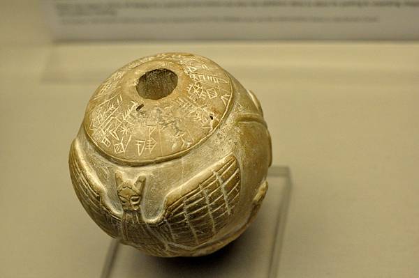 Inscribed_head_of_a_mace_with_Imdugud_(Anzu)_and_Enannatum,_the_British_Museum,_London..JPG