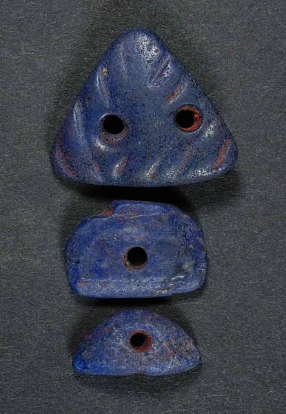 4_Early_Bronze_Age_3300-2000_BC_Sumerian_Lapis_Lazuli_bird_pendants,_representing_Anzu,_the_lion-heded_eagle,_also_known_as_Imdugud_from_the_Mesopotamian_mythology._Mid-3rd_millennium_BC.3.jpg