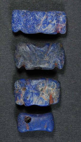 4_Early_Bronze_Age_3300-2000_BC_Sumerian_Lapis_Lazuli_bird_pendants,_representing_Anzu,_the_lion-heded_eagle,_also_known_as_Imdugud_from_the_Mesopotamian_mythology._Mid-3rd_millennium_BC.5.jpg