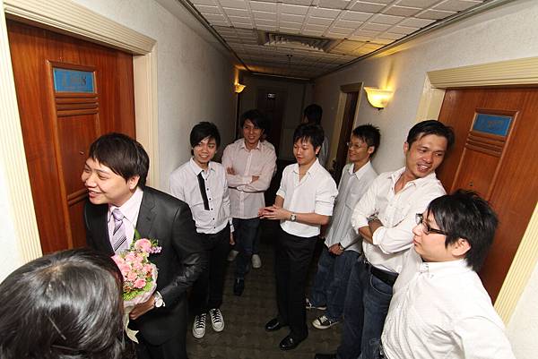 要通過考驗才可以進來娶新娘呢~