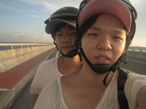 跨海大橋上騎車中