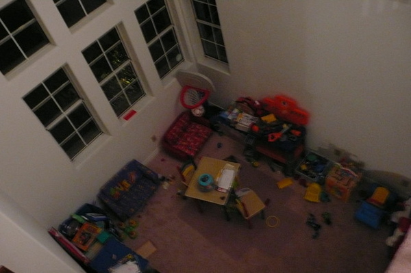 看看他專屬的玩具間(其實是客廳的一部分)
