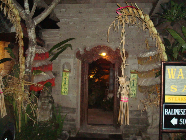 餐廳門口...Bali餐廳門口都小小的~只容許一人經過~