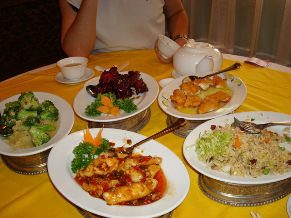 中午吃中華料理&lt;金蓮餐廳&gt;還蠻好吃的, 我還是愛吃中式料理!