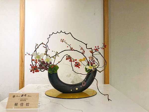 進修學習丨月 花樂館松月敎室丨東洋花入門 池坊 從植物與植物的對話 沉澱喧囂的內心 我是摸摸 蘇摸摸 編輯日常 進修學習丨月 花樂館松月敎室丨東洋花入門 池坊 從植物與植物的對話 沉澱喧囂的內心 我是摸摸 蘇摸摸 編輯日常