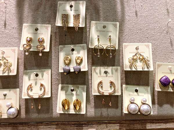 謎路市集 隱藏夜市老宅的時尚小店 混搭飾品好看到每個都想帶回家 嘉義文化夜市逛街推薦 編輯的日常 蘇摸摸 編輯日常