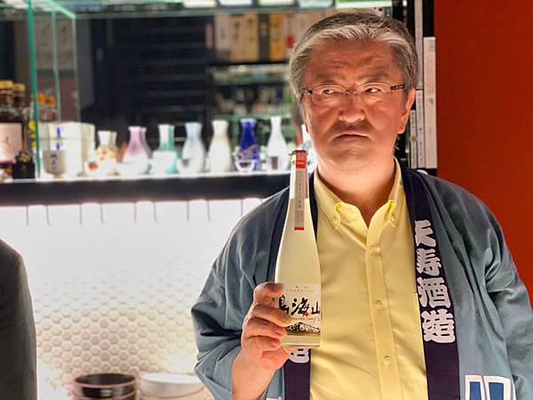 台北喝酒|Sake Bar清酒吧市井。多次回訪|隱藏巷弄的溫馨清酒吧讓妳平價喝遍所有清酒,缺點是位置小,晚來得罰站喝酒。編輯愛喝酒