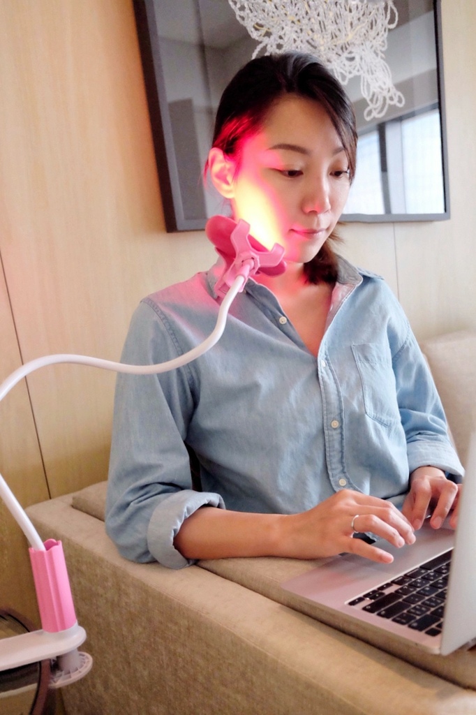 YOUFE LED红光仪评价ptt听说不如自己用，实测10分钟惊见小V脸紧致变化