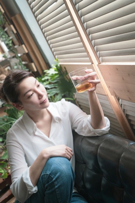 居家美顏 比美容儀更厲害 媚登峰午安qq極速飲搭配植萃精油護膚 解封後換然一新 蘇摸摸 編輯日常