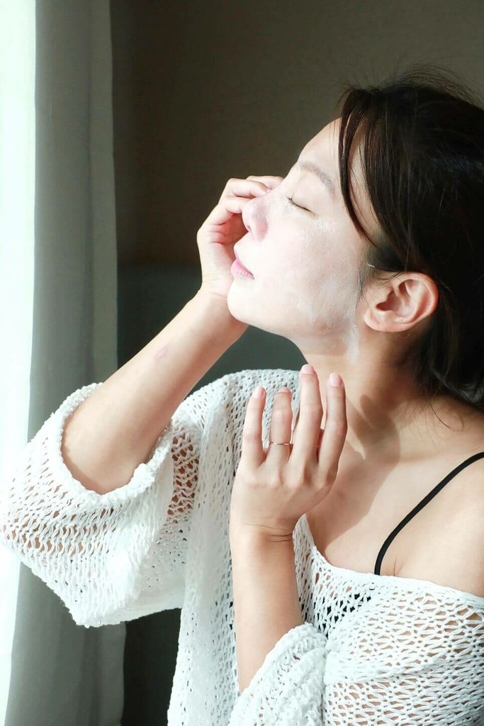 评比｜美白霜有用吗？改善暗沉这瓶＿最有效！安美诺美白修护霜/