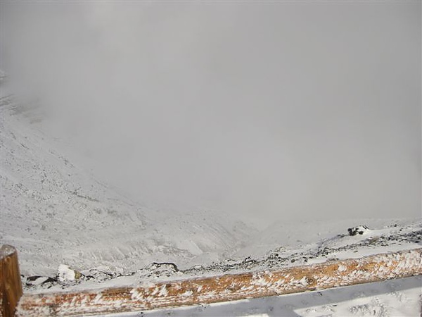 火山口一片雪白