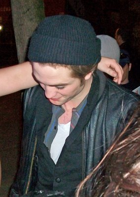 20090418-Robert Pattinson in Metropole7.jpg