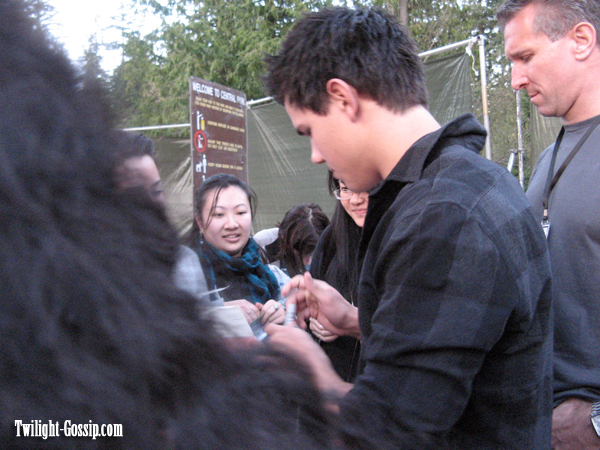 20080420-Taylor meets with the Fans-02.jpg