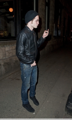 20090419-Robert Pattinson in the 100 Monkeys Show-07.jpg