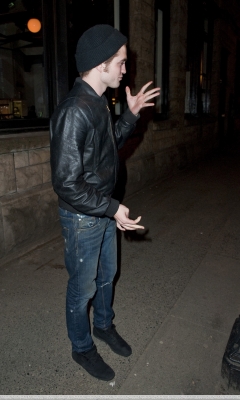 20090419-Robert Pattinson in the 100 Monkeys Show-08.jpg