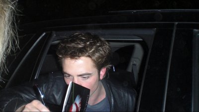 4/30 Robert Pattinson 出現在 Bella’s House 前