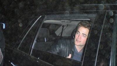 4/30 Robert Pattinson 出現在 Bella’s House 前