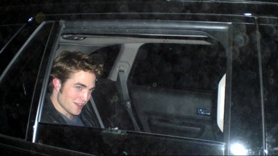 4/30 Robert Pattinson 出現在 Bella’s House 前