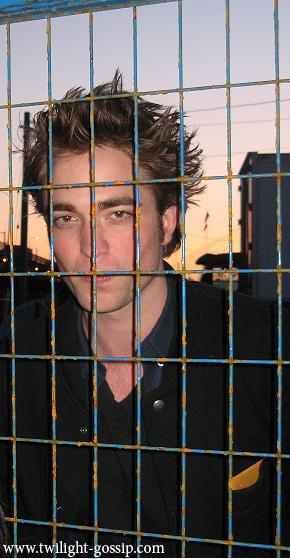 4/30 Robert Pattinson 就算是鐵絲網也擋不了!