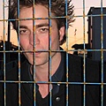 4/30 Robert Pattinson 就算是鐵絲網也擋不了!