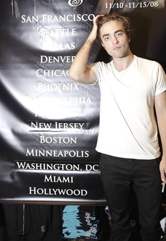 20081113-in Philadelphia-Robert Pattinson Scott Weiner-6-341x496.jpg