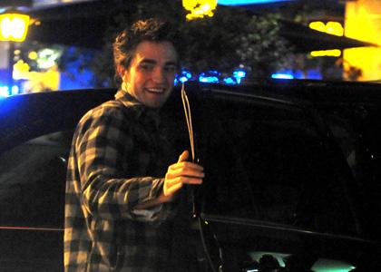 20090508-Robert Pattinson & Kristen at Blue Water Cafe-02.jpg