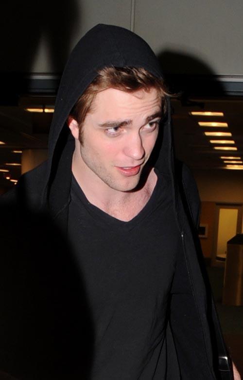 20090510-Rob-Arrives Back in Vancouver-04-500x780.jpg