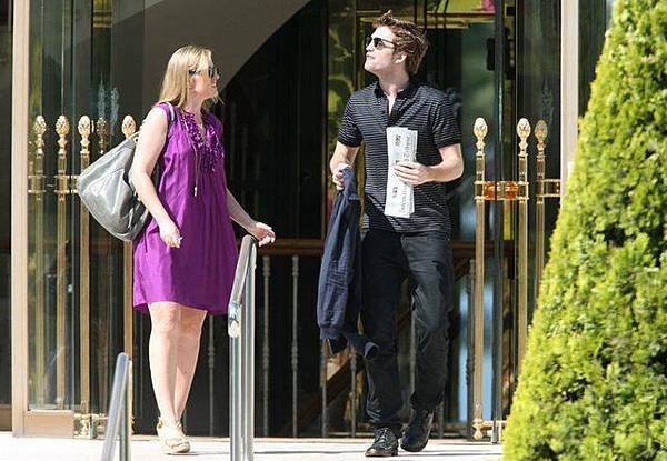 20090519-Rob Leaving Hotel at Cannes-03.jpg
