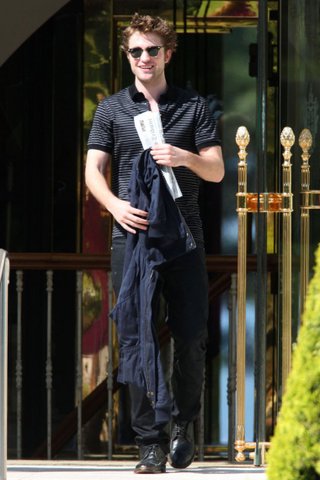 20090519-Rob Leaving Hotel at Cannes-04.jpg