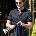 20090519-Rob Leaving Hotel at Cannes-06.jpg