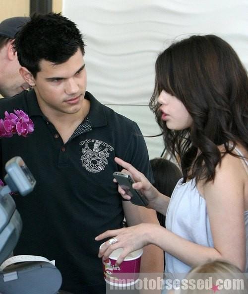 20090603-Taylor Lautner And Selena Gomez-01.jpg
