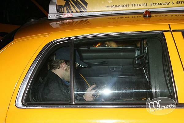 20090610-robert-pattinson-Out in NYC-07-.jpg
