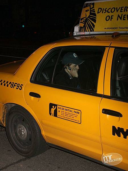 20090610-robert-pattinson-Out in NYC-06-.jpg