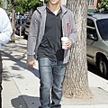 20090701-Taylor Lautner in Beverly Hills-02.jpg