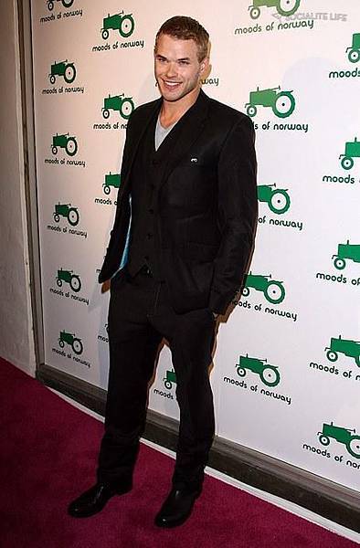 20090708-Kellan Lutz in Beverly Hills -04.jpg