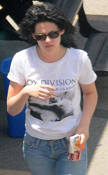 20090709-Kristen Stewart - set The Runaways -05.jpg