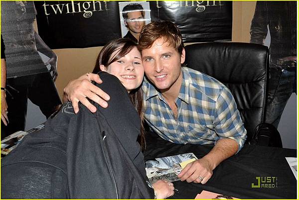 20090720-Peter Facinelli in Ireland(Forbidden Planet Store in Dublin)3.jpg