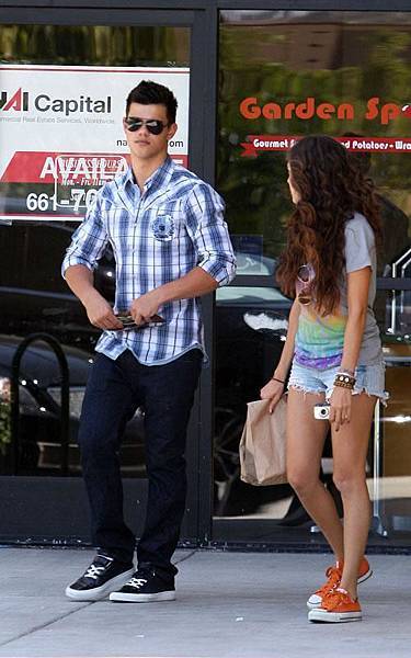 20090722-Taylor Lautner & Sara Hicks in LA-02.jpg