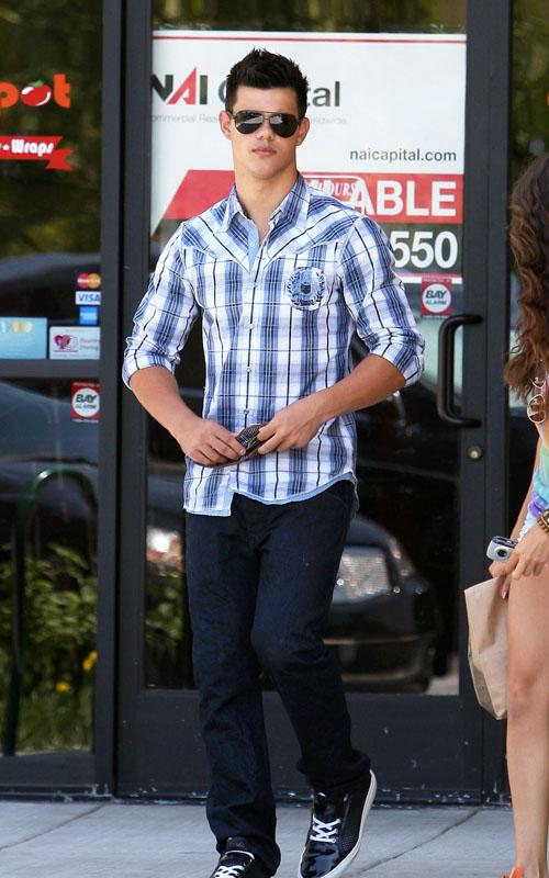 20090722-Taylor Lautner & Sara Hicks in LA-03.jpg