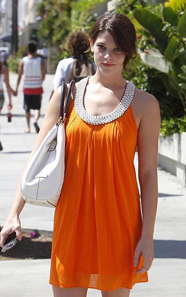 20090728-Ashley Greene in  Ivy restaurant-03.jpg