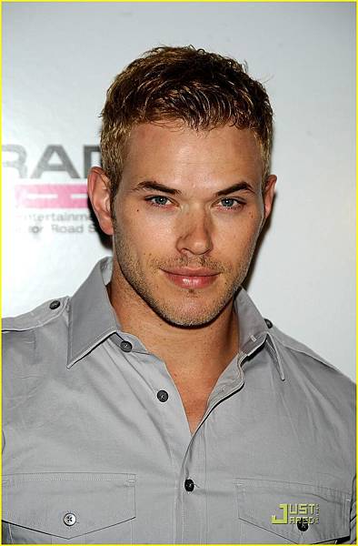 20090729-kellan lutz Nikki Reed at Nobu -01.jpg