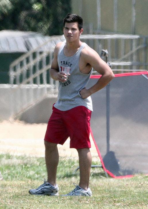 20090730-Taylor Lautner Set Valentine's Day-32.JPG