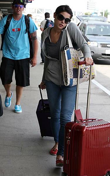 20090803-Ashley Greene arrived to Vancouver-04.jpg