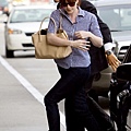 20090803-Bryce Dallas Howard arrived to Vancouver-01.JPG