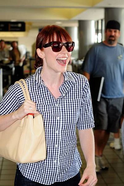 20090803-Bryce Dallas Howard arrived to Vancouver-02.JPG