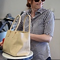 20090803-Bryce Dallas Howard arrived to Vancouver-06.jpg