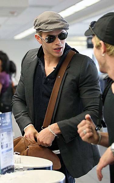 20090803-Kellan Lutz  arrived to Vancouver-05.jpg