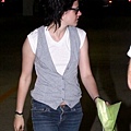 20090804-Kristen leaving a medical building-04.jpg