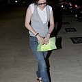 20090804-Kristen leaving a medical building-06.jpg