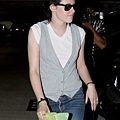 20090804-Kristen leaving a medical building-08.jpg